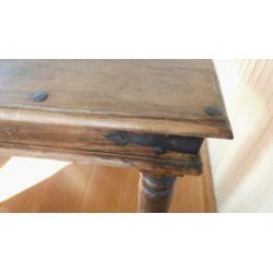 stoere robuuste houten landelijke tafel