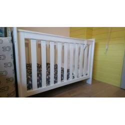 wit houten babykamer