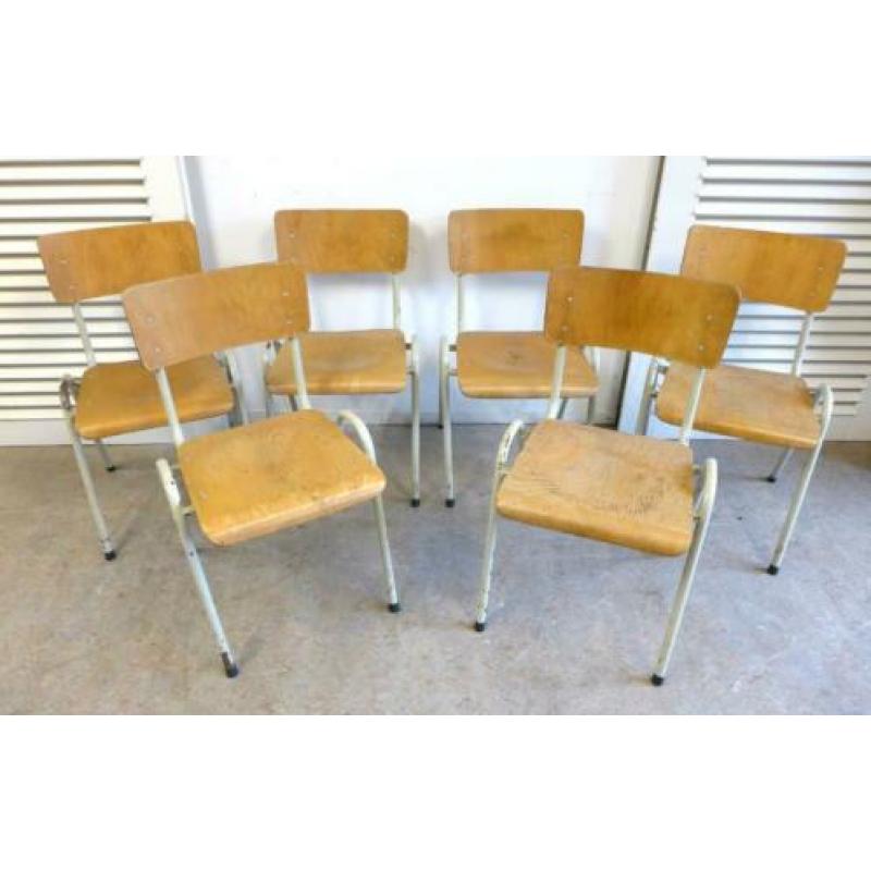 prachtige sets van vintage retro school stoelen