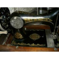 prachtige antieke naaimachine in houten koffer,