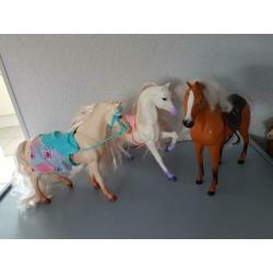 Barbie stal met 3 paarden