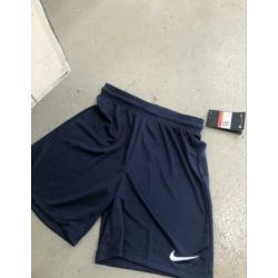 Nieuw Nike maat 146/152 korte broek