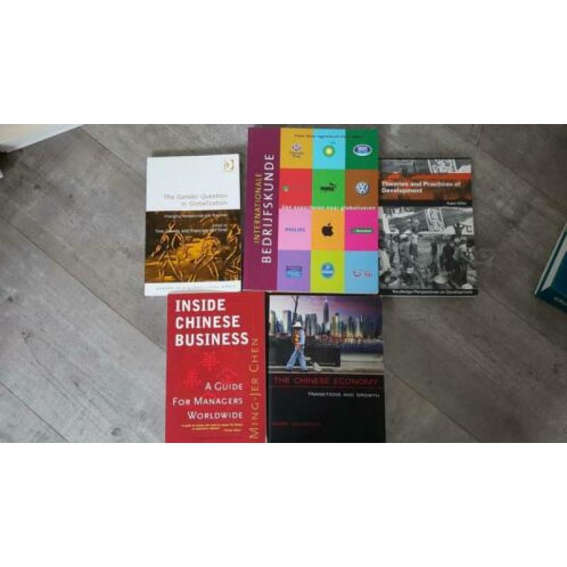15 studieboeken: statistiek, int. management, antropologie