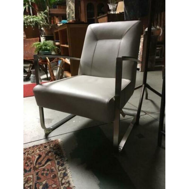 60) Licht grijze retro fauteuil
