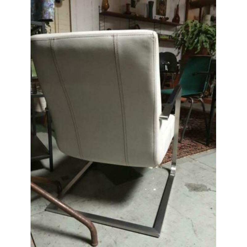 60) Licht grijze retro fauteuil