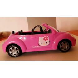 Hello Kitty Volkswagen Kever cabriolet met 2 Evi Love popjes