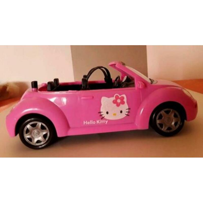 Hello Kitty Volkswagen Kever cabriolet met 2 Evi Love popjes