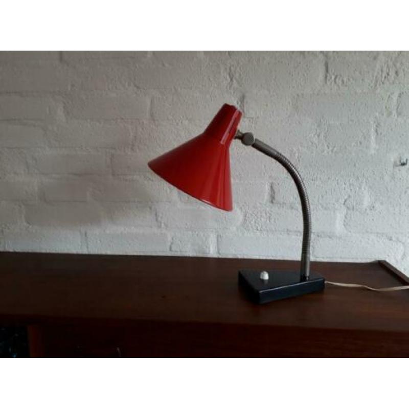 Vintage retro bureaulamp rood Hala Zeist H Busquet jaren 60.