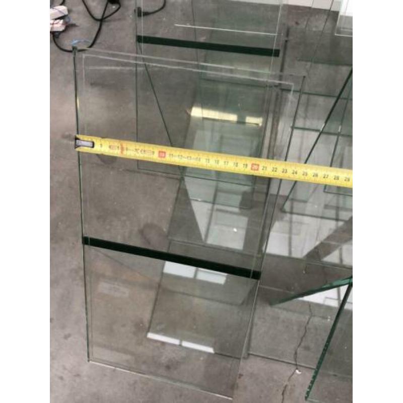 Showroom display hardglas 12x reclamezuil autoshowroom zuil
