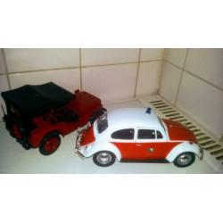 1x Feuerwehr Beetle en 1x jeep 1942 rood nieuw staat !!!!