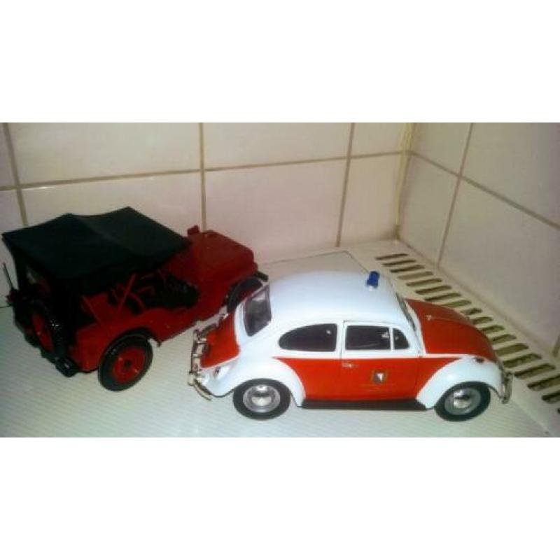 1x Feuerwehr Beetle en 1x jeep 1942 rood nieuw staat !!!!