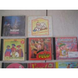Een stapel kleurrijke kinder CD's (mooie liedjes)