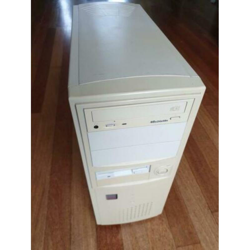 Vintage desktop computer met G-Force , leuke retro