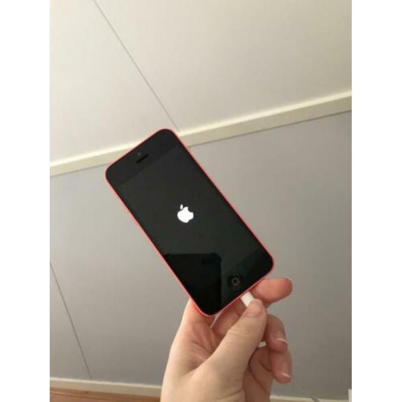 Iphone 5c 8gb roze inclusief hoesje erbij.