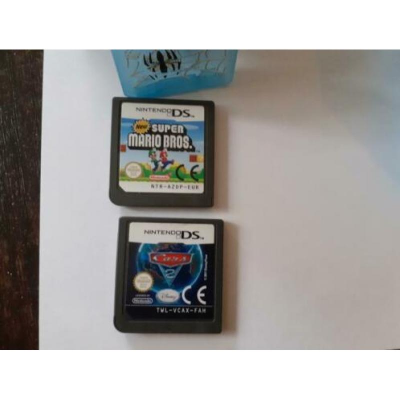Nintendo DSI met 2 spelletjes super Mario bros en cars 2
