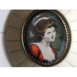 Miniatuur ivoren portretje van Lady Hamilton.Van voor 1940.