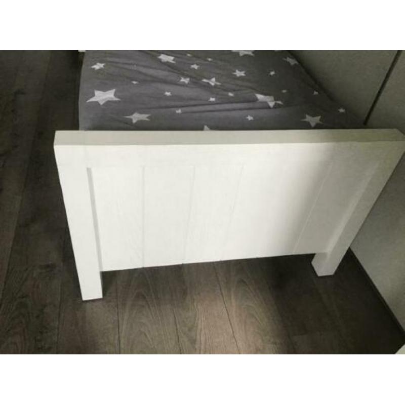 Wit houten bed