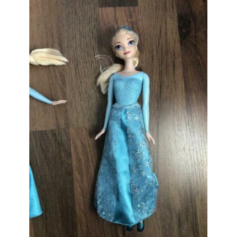 Anna en Elsa barbiepoppen